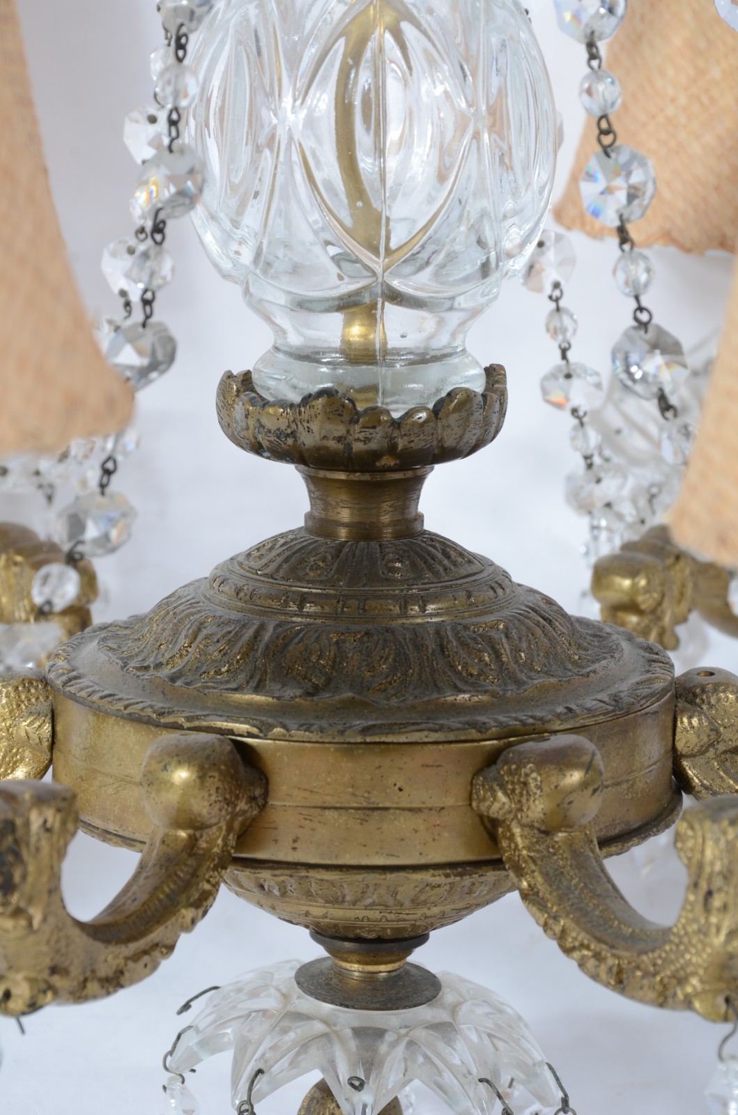 Lustre para 6 luzes de metal dourado com pingentes e contas de... - foto 7 de 7
