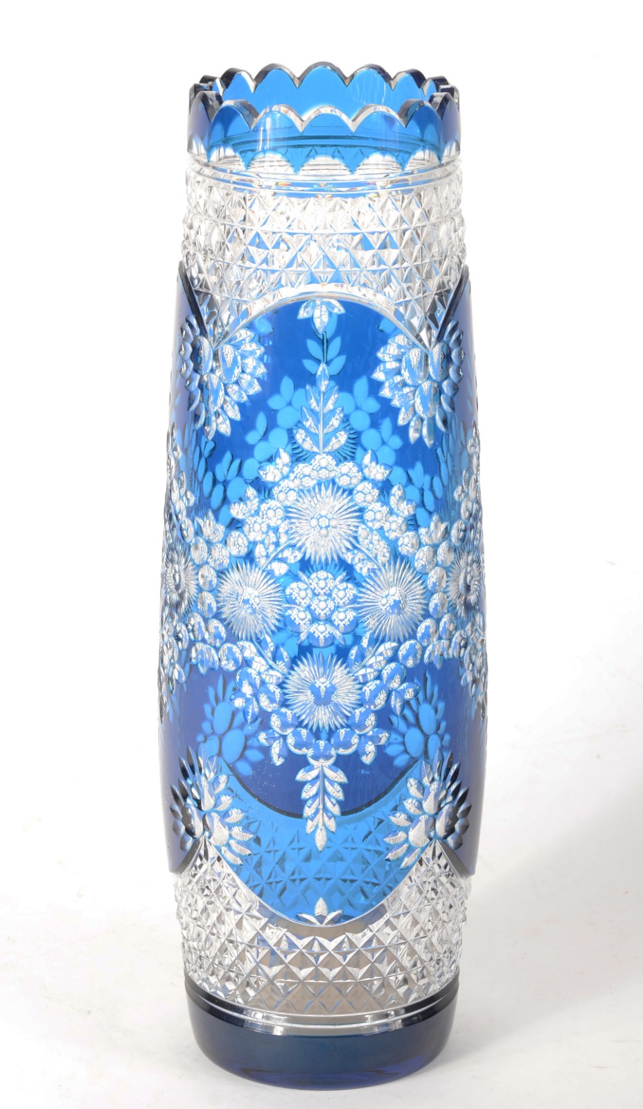 Vaso de cristal europeu doublé azul ricamente lapidado com guirlandas... - foto 1 de 6