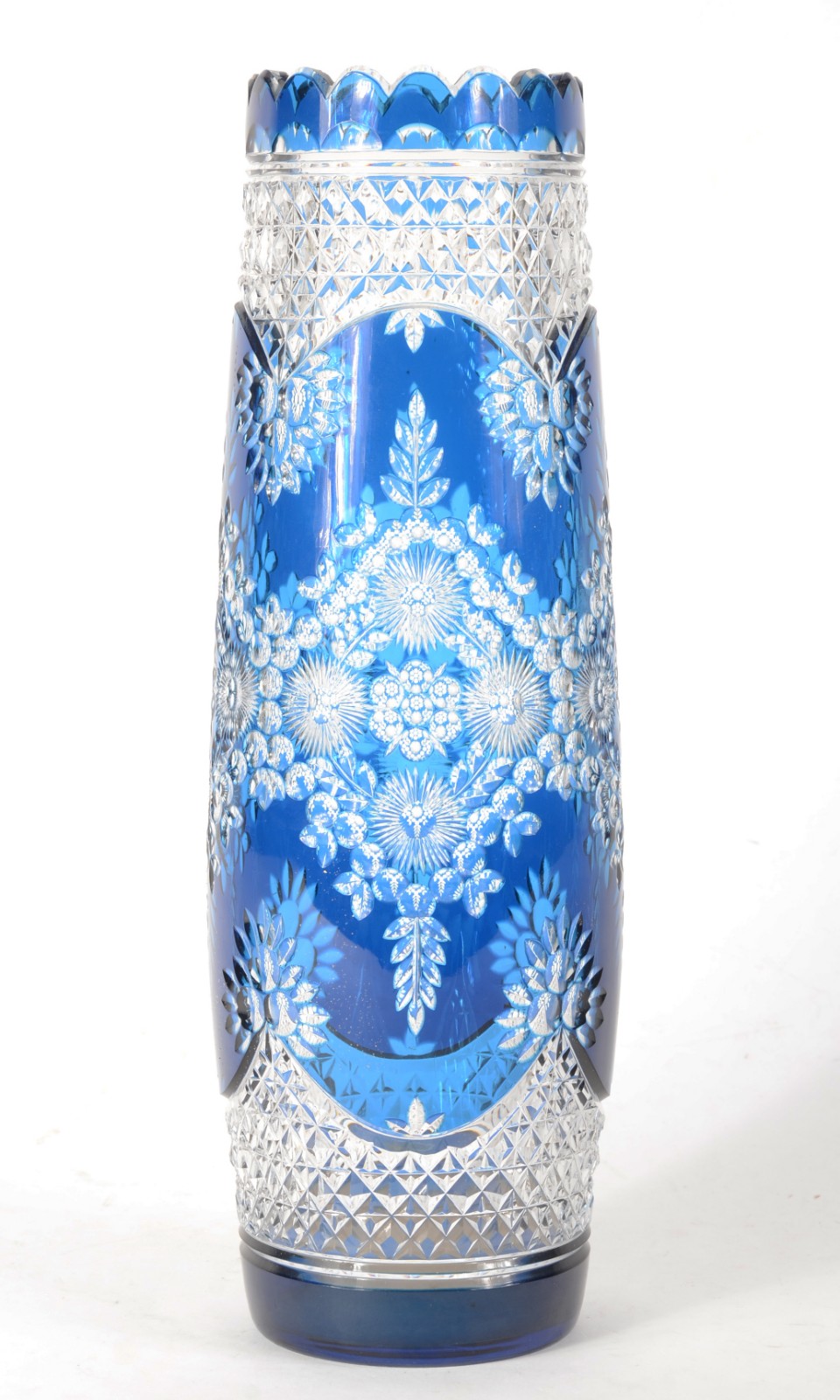 Vaso de cristal europeu doublé azul ricamente lapidado com guirlandas... - foto 2 de 6