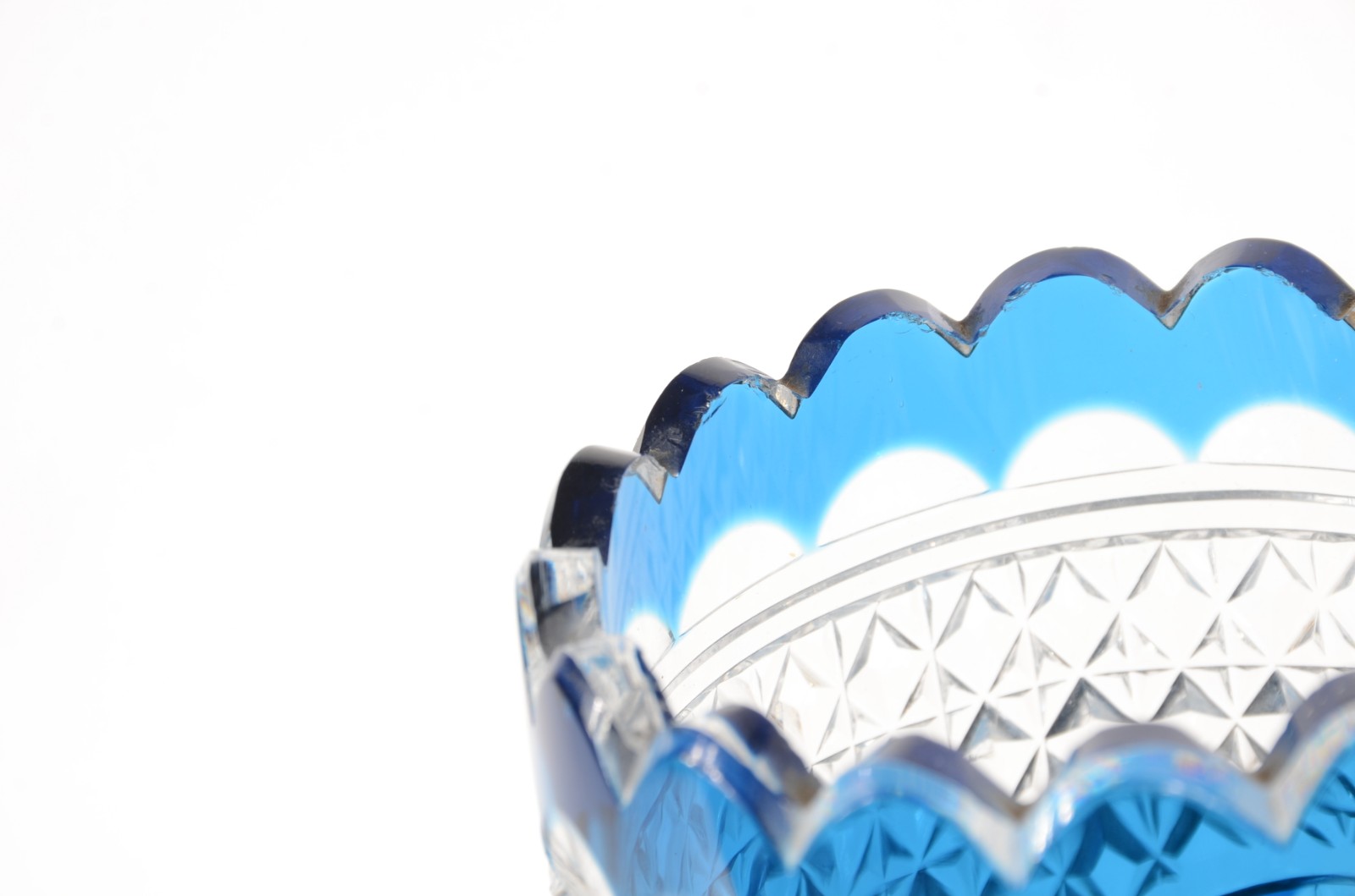 Vaso de cristal europeu doublé azul ricamente lapidado com guirlandas... - foto 3 de 6