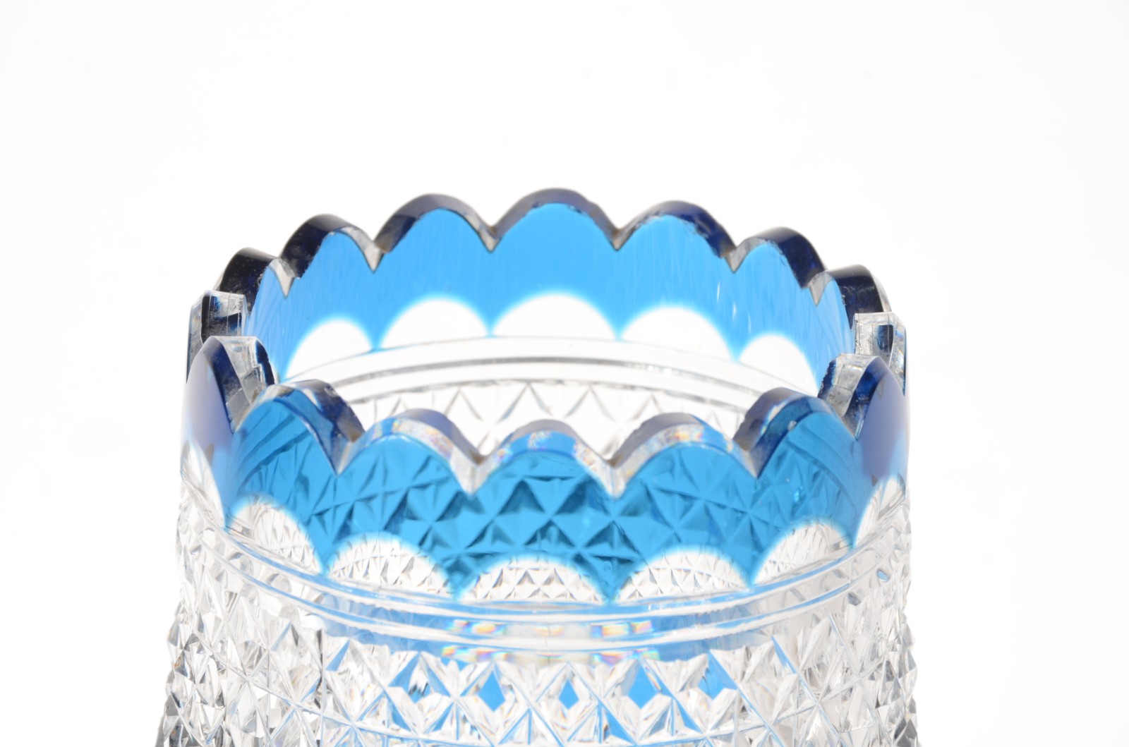 Vaso de cristal europeu doublé azul ricamente lapidado com guirlandas... - foto 4 de 6