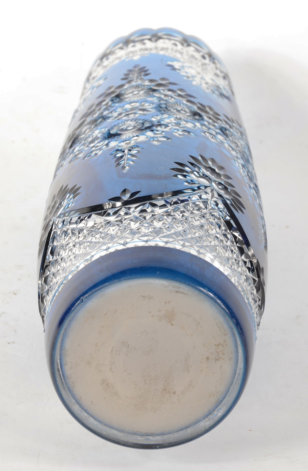 Vaso de cristal europeu doublé azul ricamente lapidado com guirlandas... - foto 5 de 6