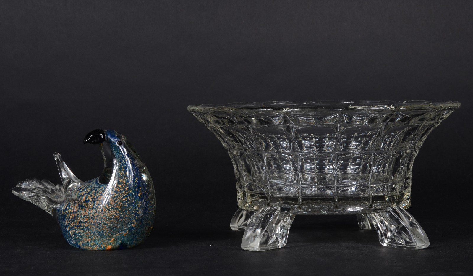 Duas peças, sendo: pássaro de vidro decorativo com pó de ouro e... - foto 2 de 11