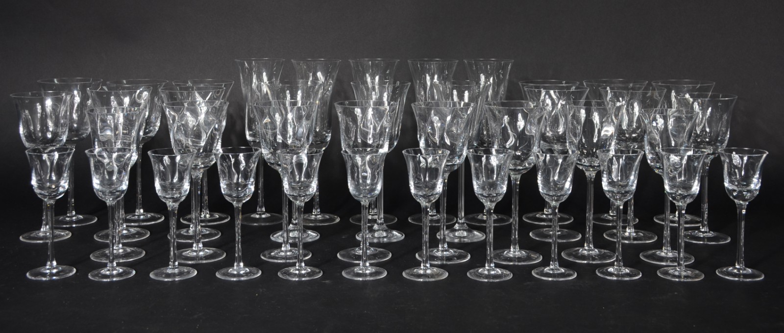 Serviço de cristal, composto de: 5 flutes (três bicados), 10 taças... - foto 1 de 8