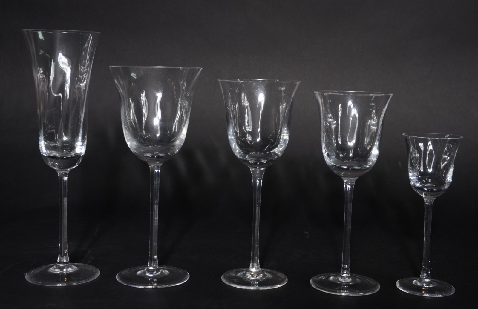 Serviço de cristal, composto de: 5 flutes (três bicados), 10 taças... - foto 3 de 8