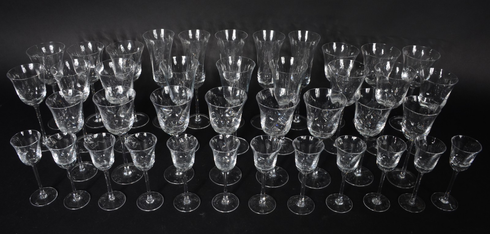 Serviço de cristal, composto de: 5 flutes (três bicados), 10 taças... - foto 2 de 8