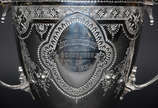 Taça de metal prateado com inscrições,  datada ... - Taça de metal prateado com inscrições,  datada de junho de 1835 de Edinburgh. Altura 29 cm.