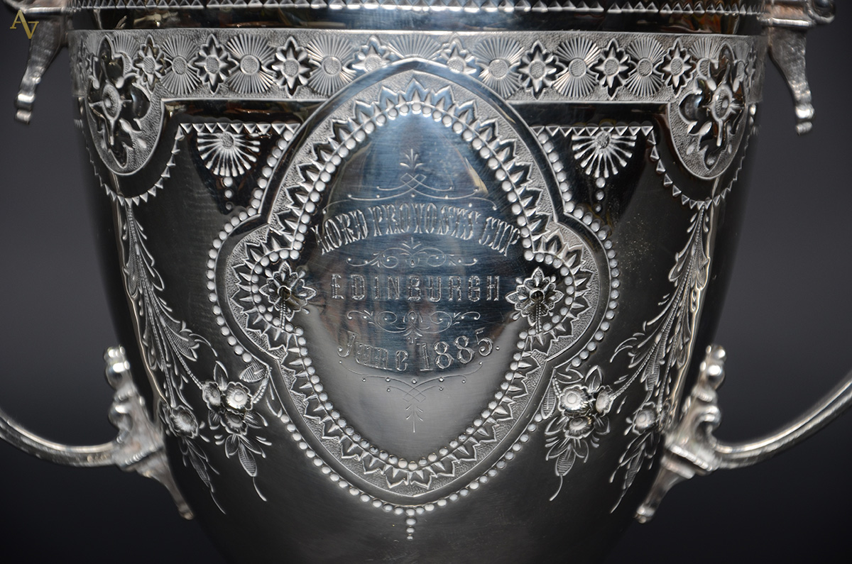 Taça de metal prateado com inscrições, datada de junho de 1835 de... - foto 3 de 3