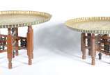 Duas mesas orientais com tampos de metal e base... - Duas mesas orientais com tampos de metal e bases de madeira trabalhada. Desgastes.