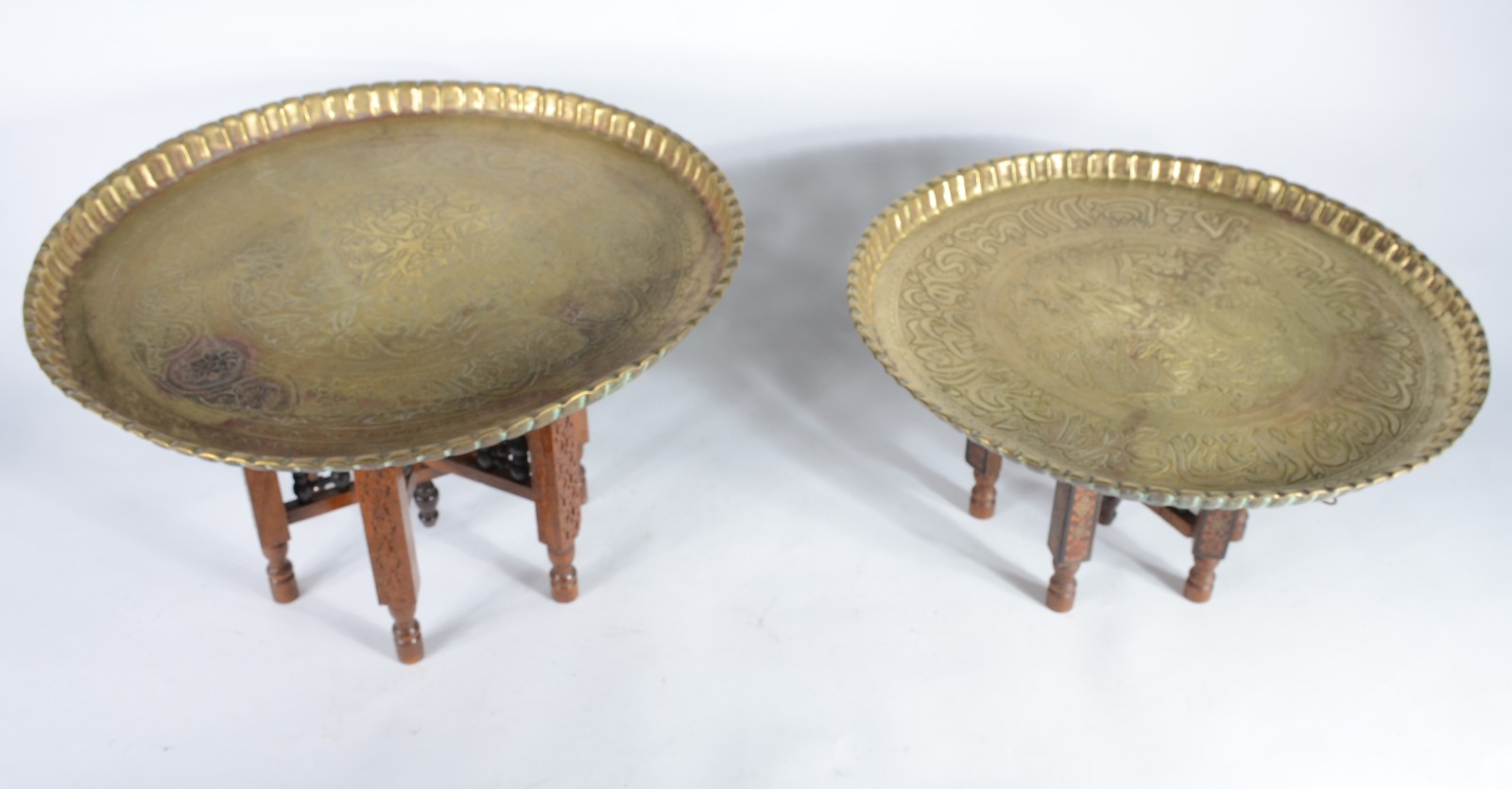Duas mesas orientais com tampos de metal e bases de madeira... - foto 2 de 8