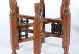 Duas mesas orientais com tampos de metal e base... - Duas mesas orientais com tampos de metal e bases de madeira trabalhada. Desgastes.