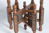 Duas mesas orientais com tampos de metal e base... - Duas mesas orientais com tampos de metal e bases de madeira trabalhada. Desgastes.