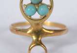 Anel de ouro 18 k., com pedras azuis turquesas.... - Anel de ouro 18 k., com pedras azuis turquesas. Aro 17. (Por motivos de segurança a peça não se encontra na loja).