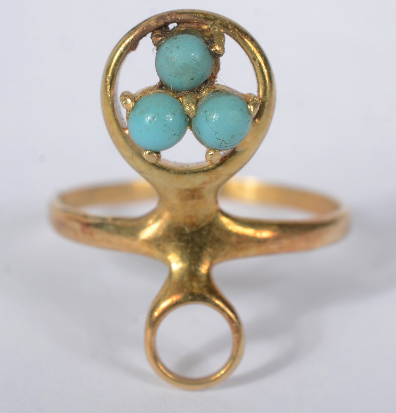 Anel de ouro 18 k., com pedras azuis turquesas. Aro 17. (Por motivos... - foto 1 de 6