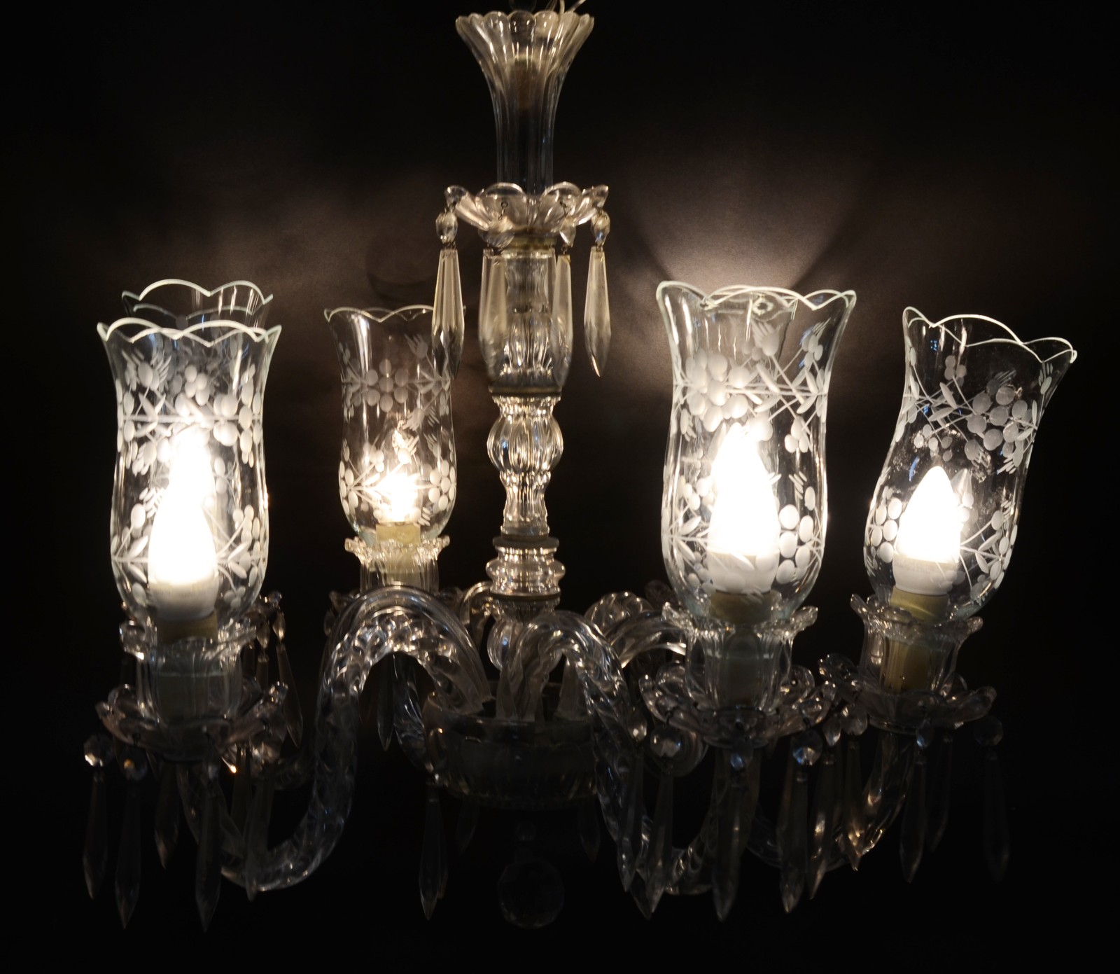 Lustre para 6 luzes de cristal com mangas e pingentes lapidados. - foto 2 de 5