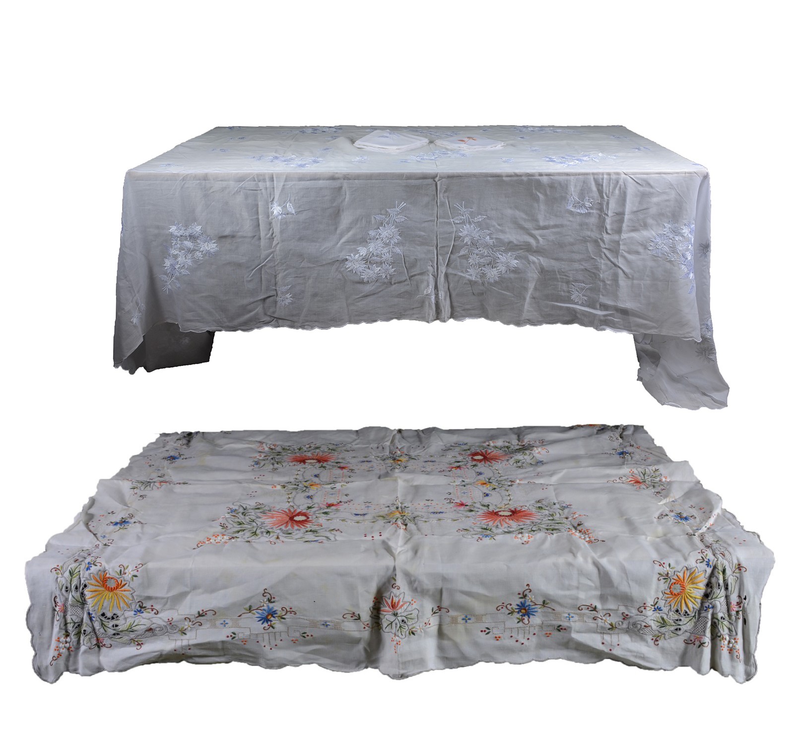 Duas toalhas de mesa, sendo uma de organza com flores bordadas com 24... - foto 1 de 10