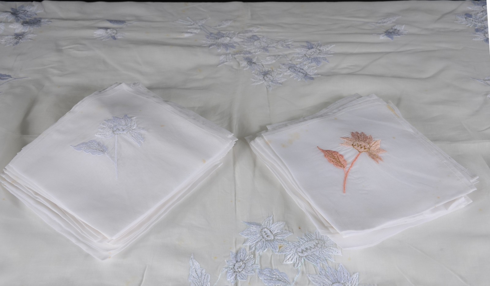 Duas toalhas de mesa, sendo uma de organza com flores bordadas com 24... - foto 2 de 10