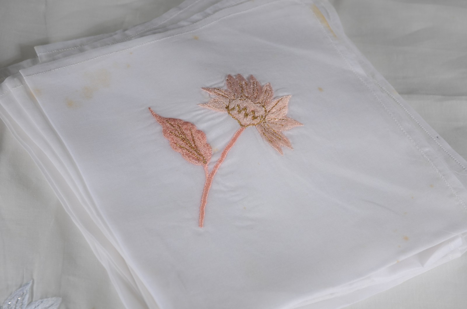 Duas toalhas de mesa, sendo uma de organza com flores bordadas com 24... - foto 3 de 10