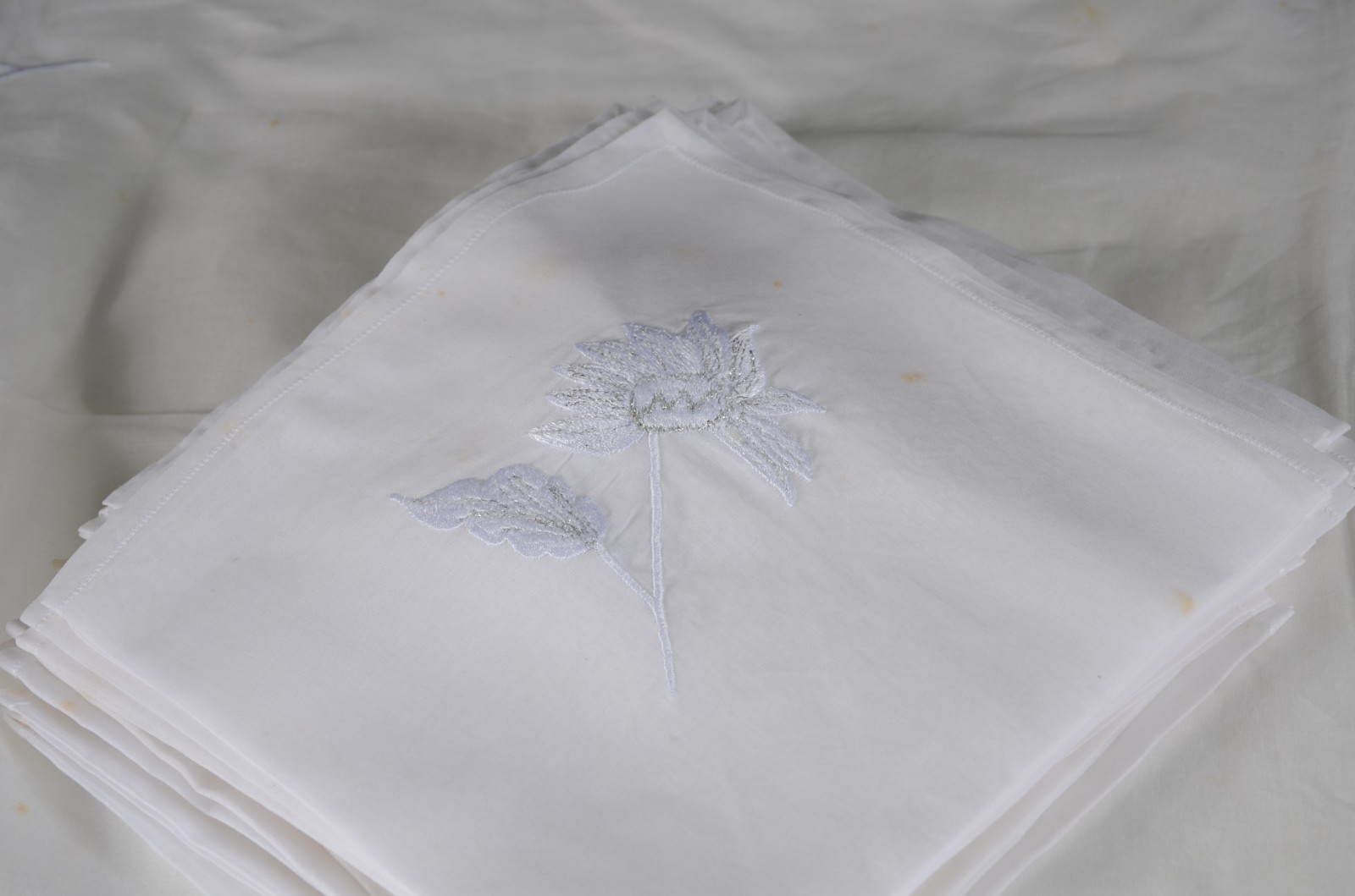 Duas toalhas de mesa, sendo uma de organza com flores bordadas com 24... - foto 4 de 10