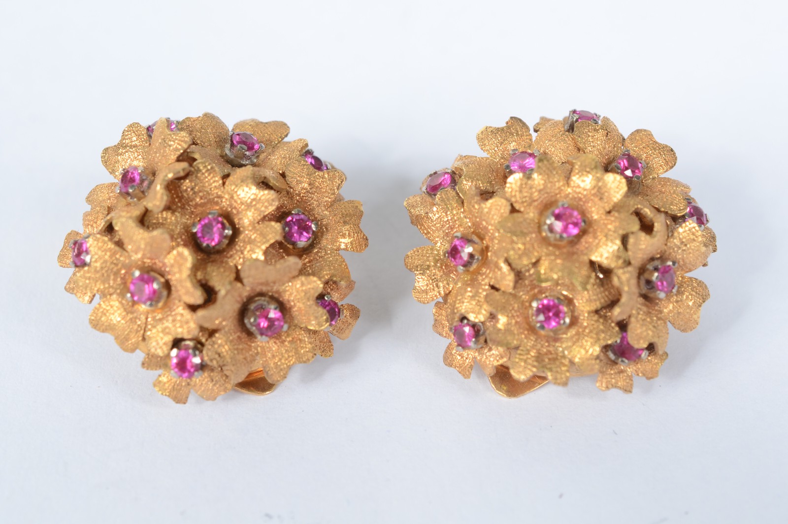 Conjunto com par de brincos, broche e anel de ouro de ouro 18k., com... - foto 2 de 9