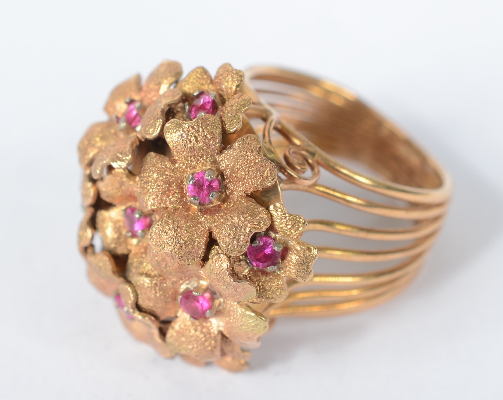 Conjunto com par de brincos, broche e anel de ouro de ouro 18k., com... - foto 3 de 9
