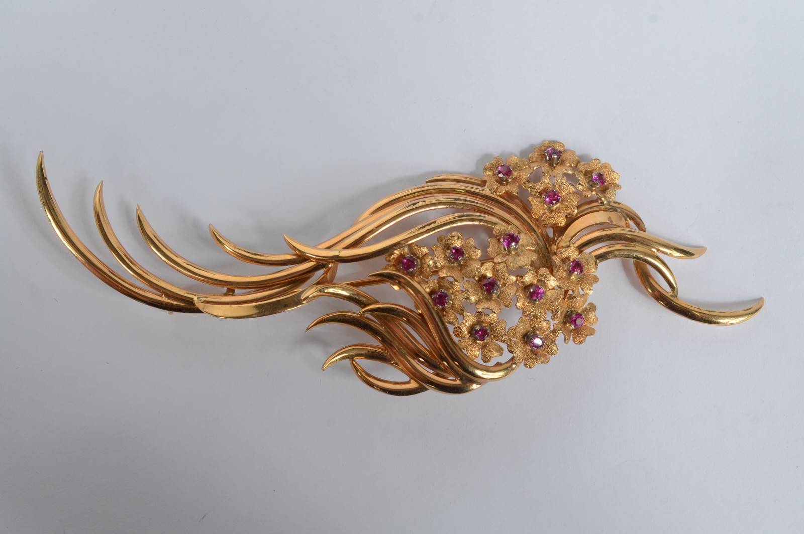Conjunto com par de brincos, broche e anel de ouro de ouro 18k., com... - foto 5 de 9
