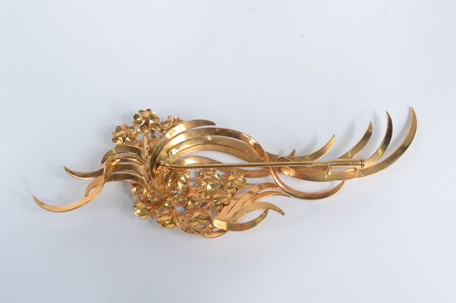 Conjunto com par de brincos, broche e anel de ouro de ouro 18k., com... - foto 7 de 9