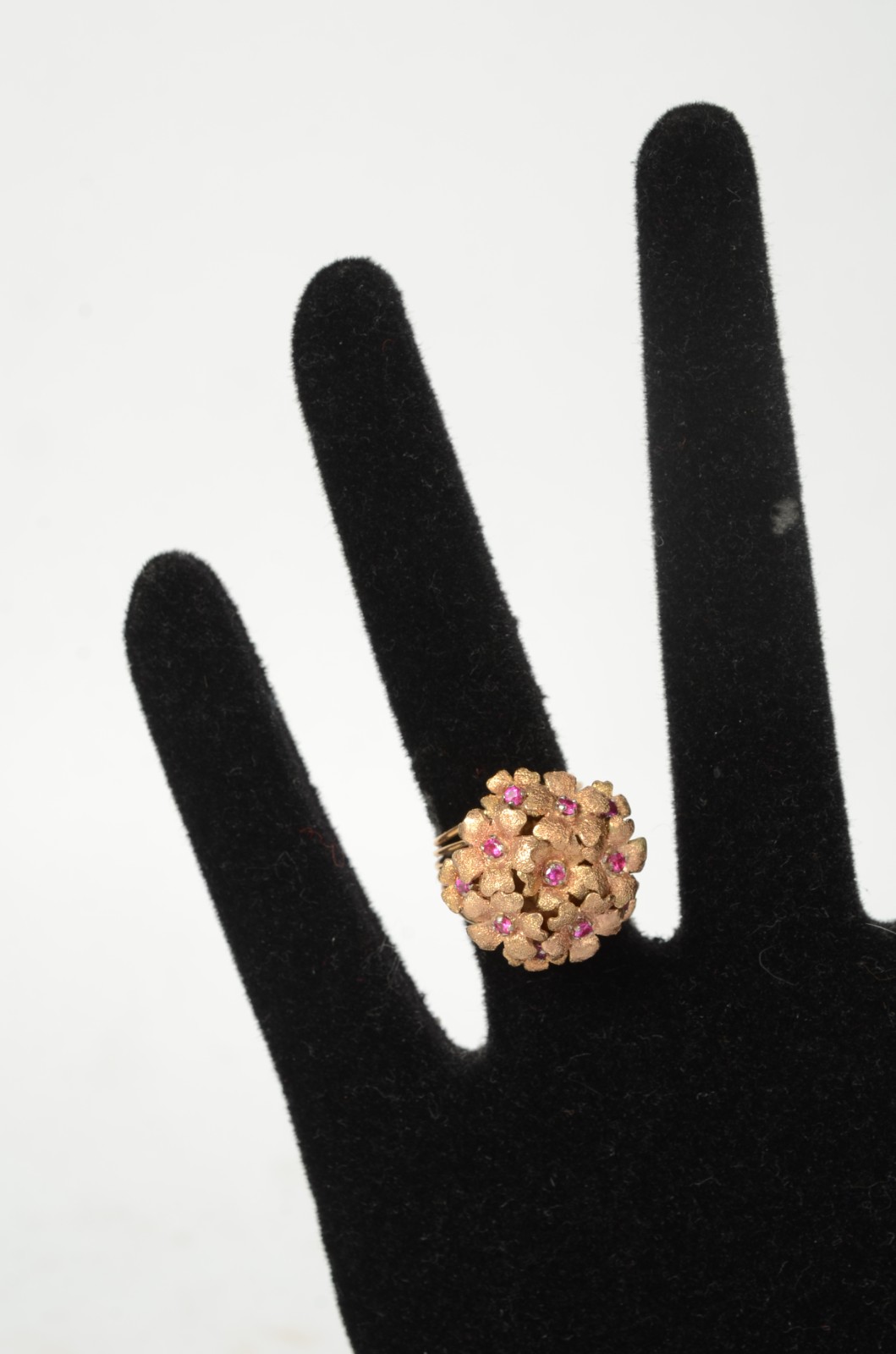 Conjunto com par de brincos, broche e anel de ouro de ouro 18k., com... - foto 8 de 9