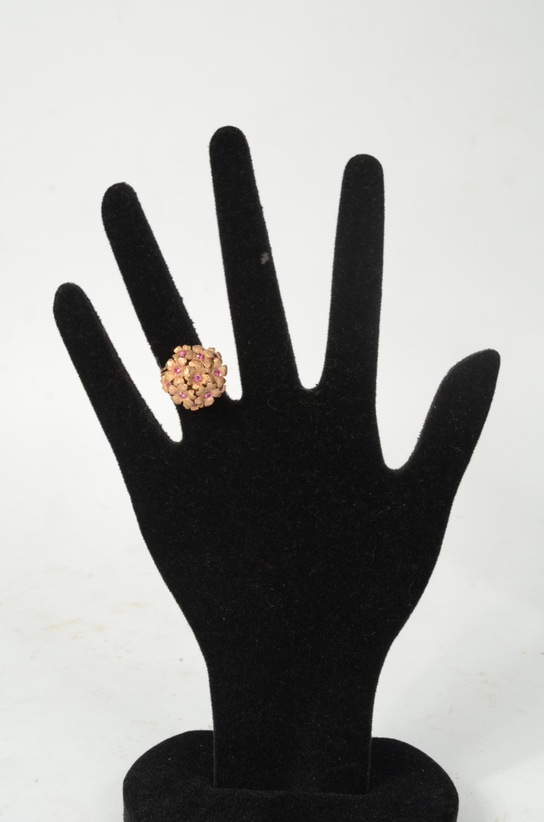 Conjunto com par de brincos, broche e anel de ouro de ouro 18k., com... - foto 9 de 9