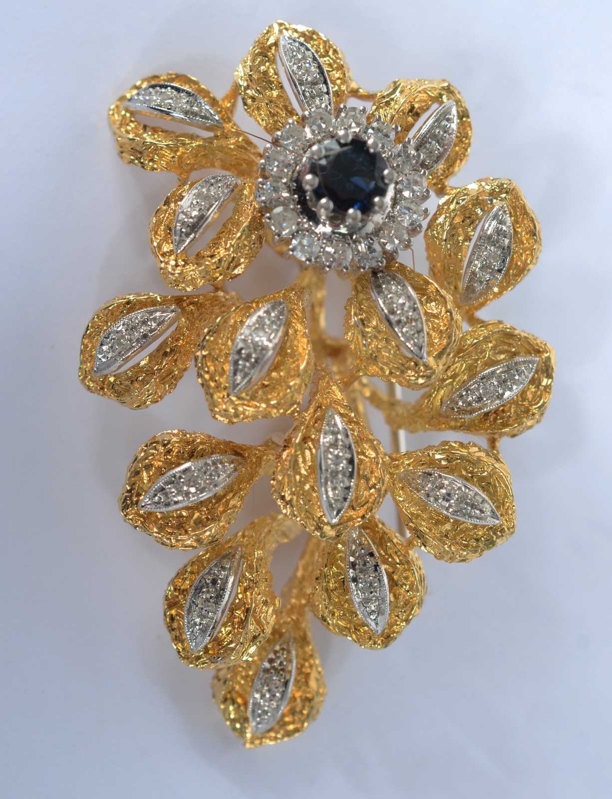 Broche de ouro 18 k., contraste 750 mls, pedra azul com brilhantes... - foto 1 de 4