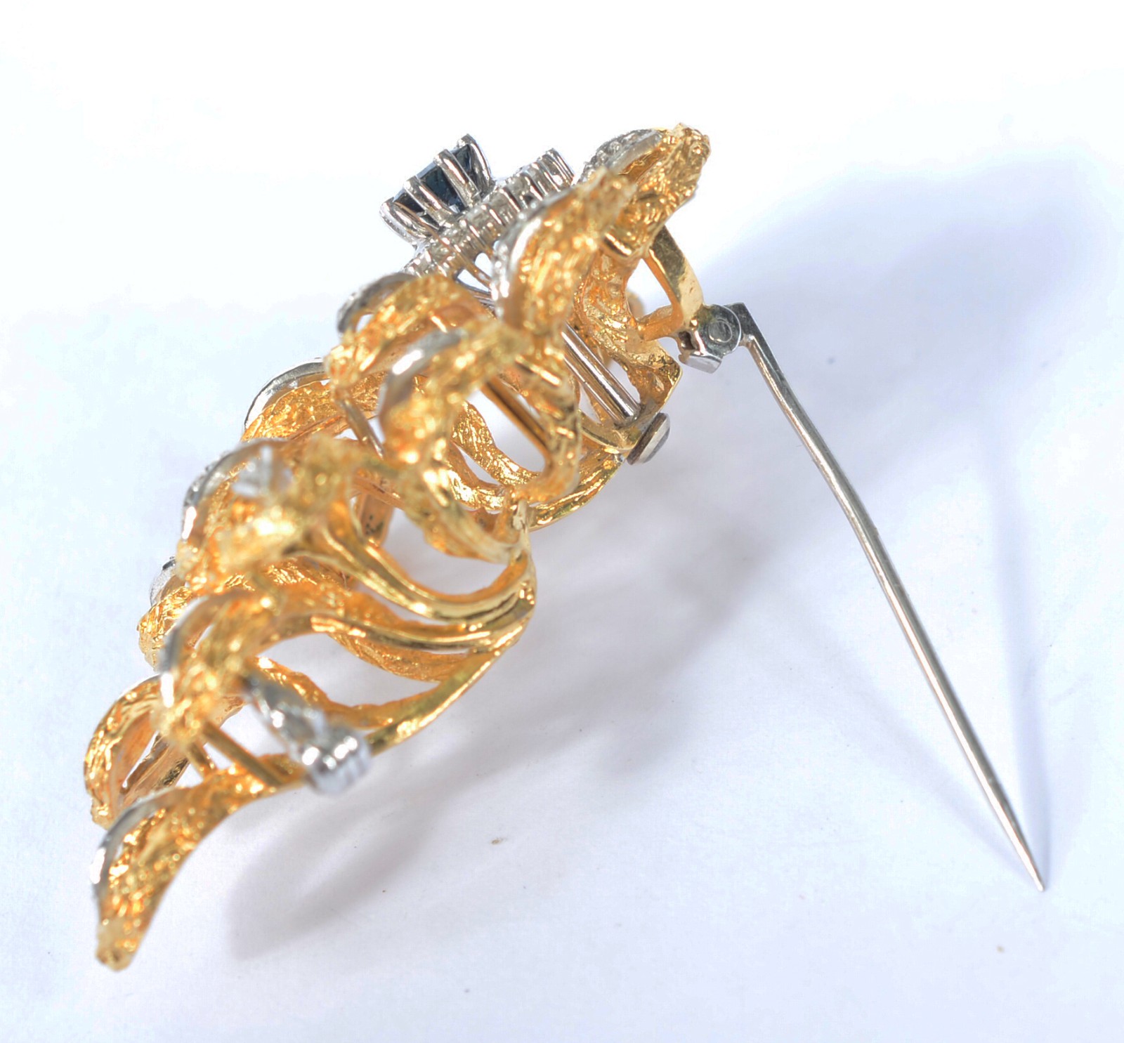 Broche de ouro 18 k., contraste 750 mls, pedra azul com brilhantes... - foto 2 de 4