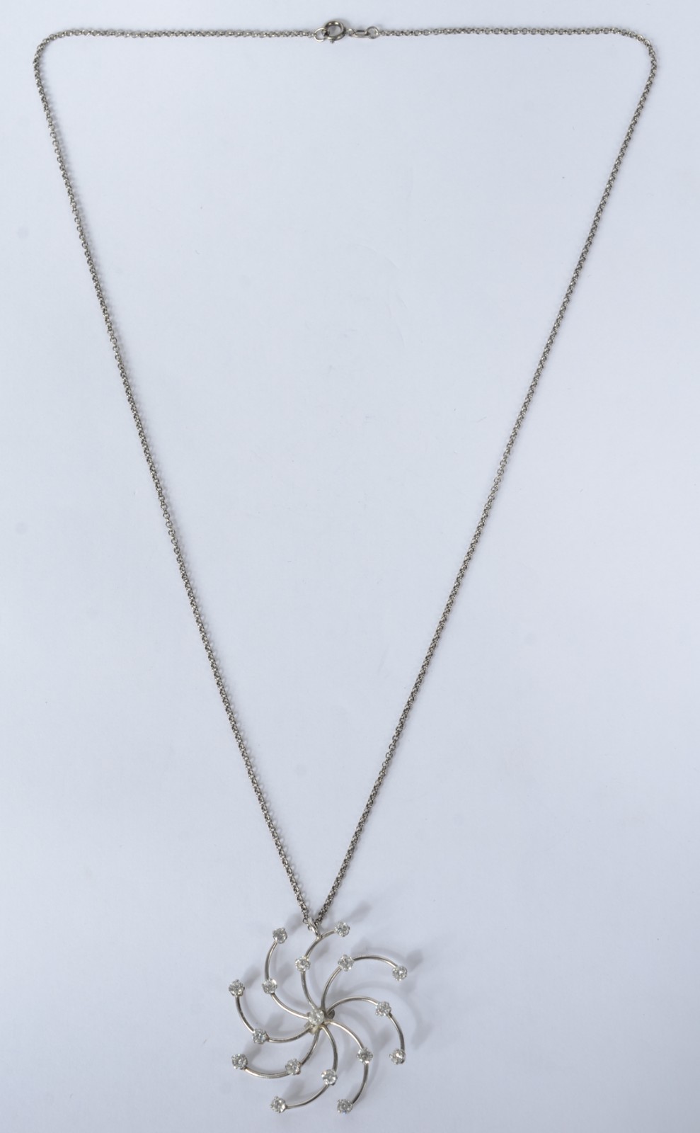 Colar com pendente de prata com brilhantes. - foto 2 de 8