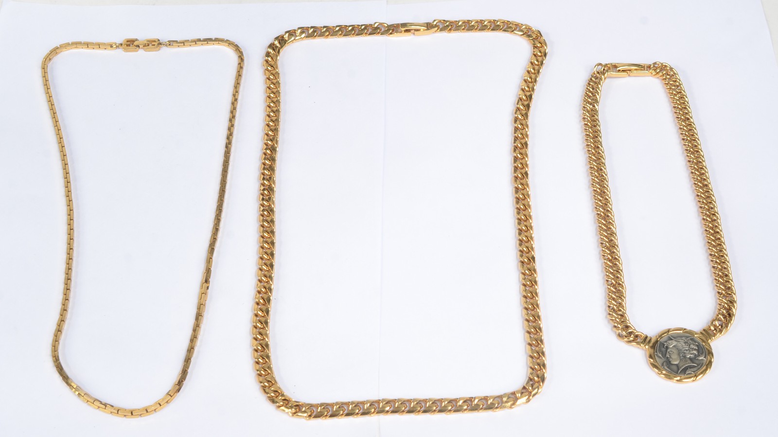 Três colares de bijoux, sendo: Valentino, Pierri Cardin e um Givenchy. - foto 1 de 11