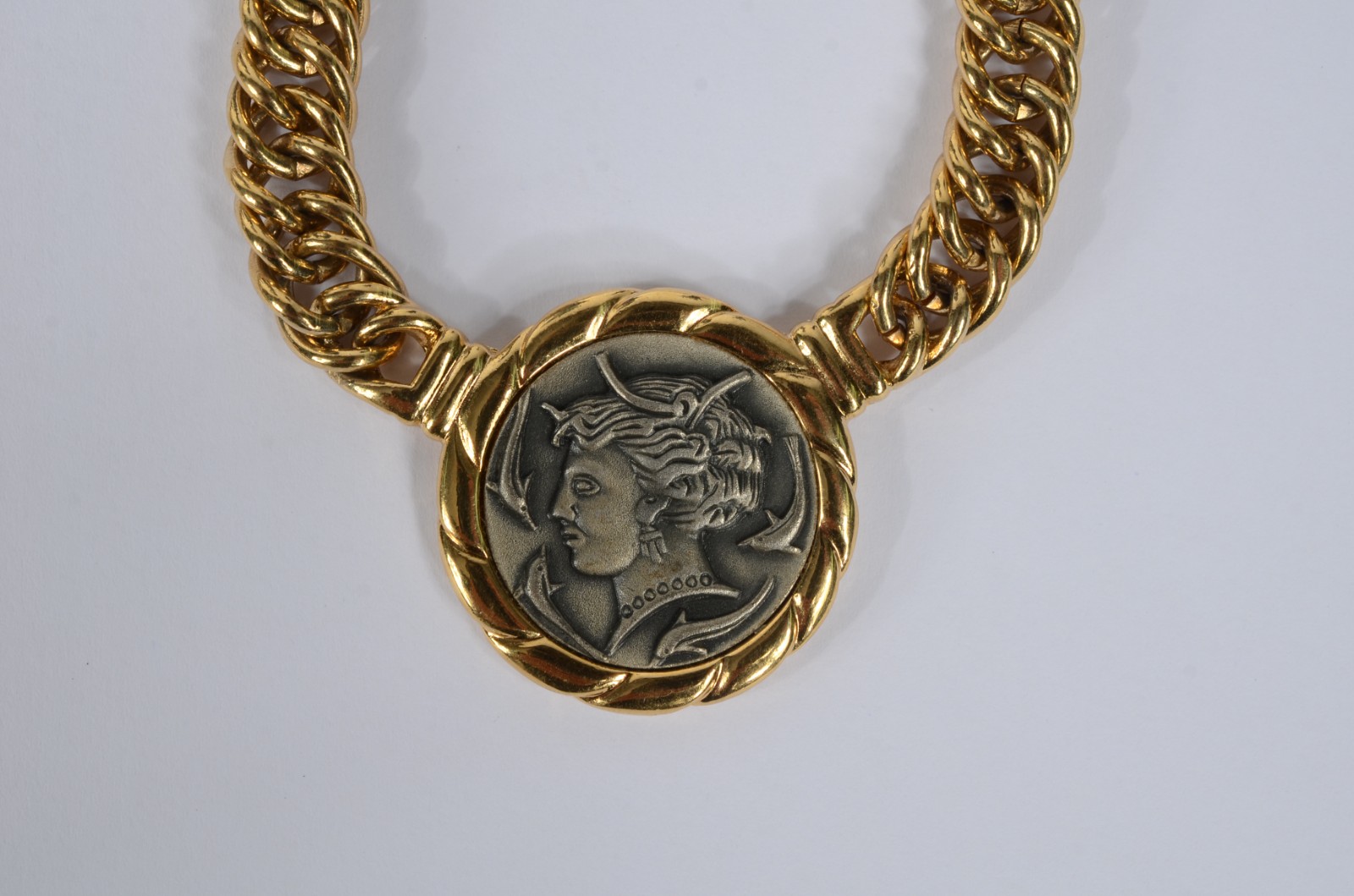 Três colares de bijoux, sendo: Valentino, Pierri Cardin e um Givenchy. - foto 2 de 11