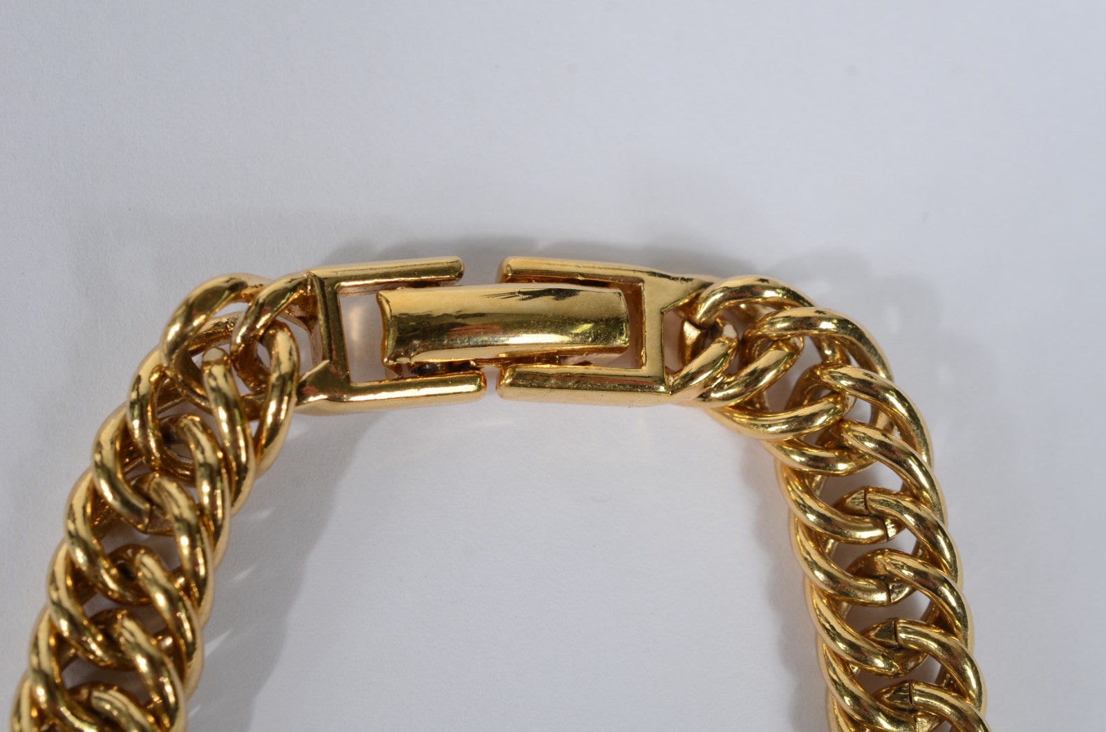 Três colares de bijoux, sendo: Valentino, Pierri Cardin e um Givenchy. - foto 5 de 11