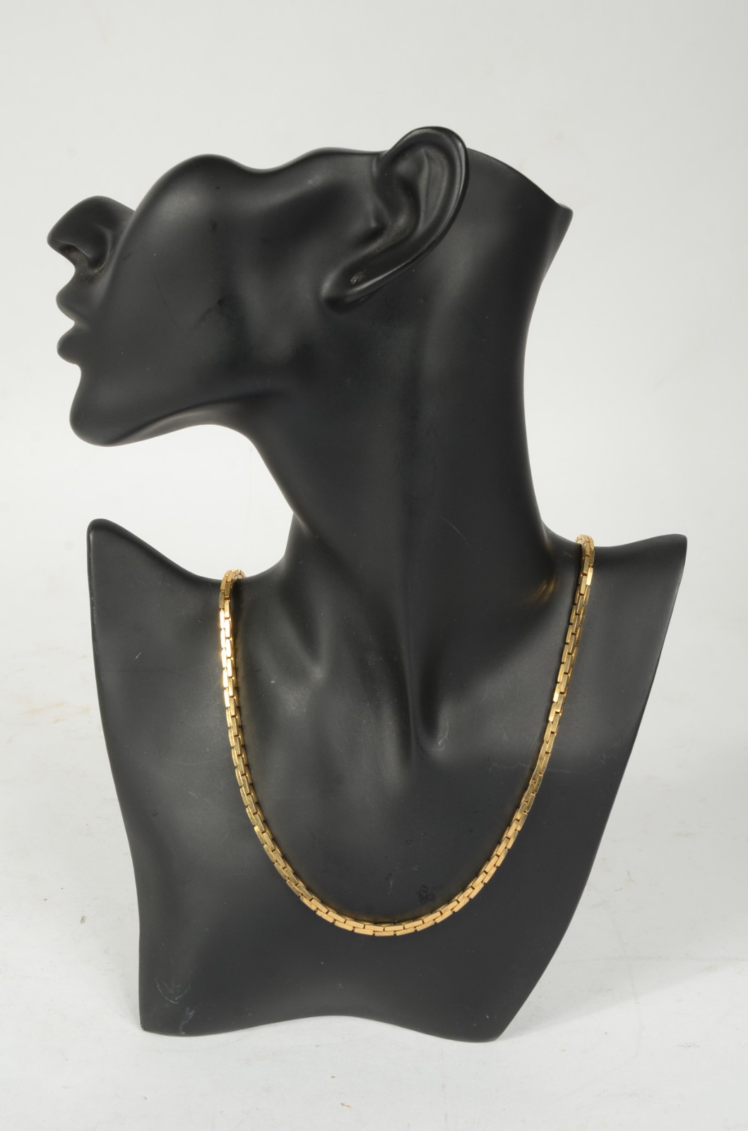 Três colares de bijoux, sendo: Valentino, Pierri Cardin e um Givenchy. - foto 7 de 11