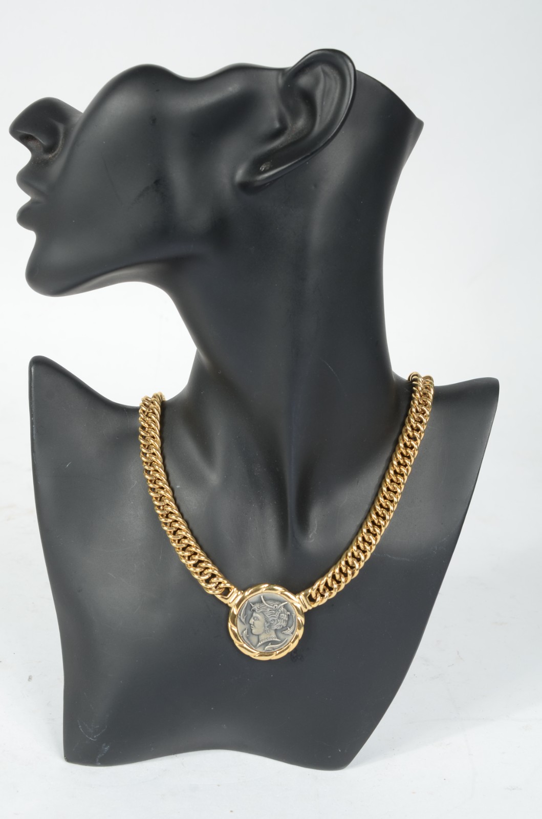 Três colares de bijoux, sendo: Valentino, Pierri Cardin e um Givenchy. - foto 8 de 11