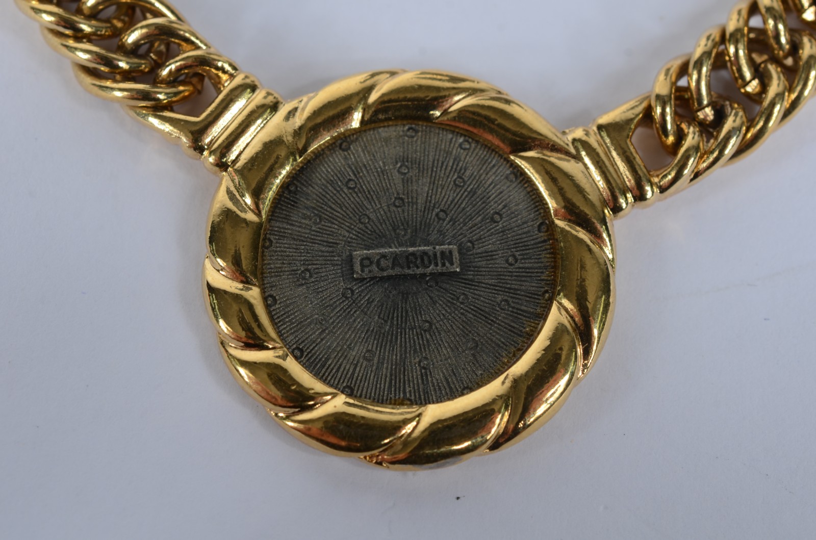 Três colares de bijoux, sendo: Valentino, Pierri Cardin e um Givenchy. - foto 9 de 11