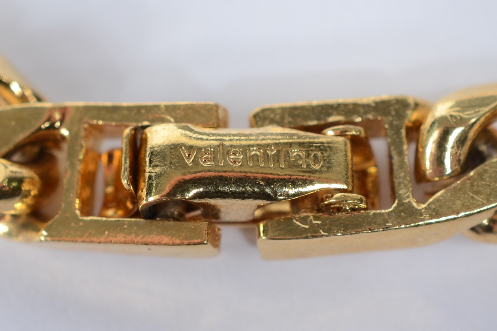 Três colares de bijoux, sendo: Valentino, Pierri Cardin e um Givenchy. - foto 10 de 11