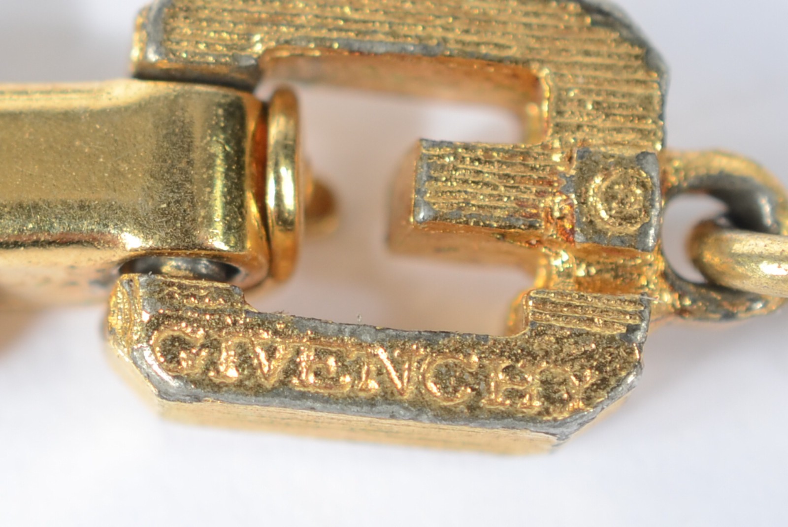 Três colares de bijoux, sendo: Valentino, Pierri Cardin e um Givenchy. - foto 11 de 11