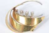 Broche de ouro 18 k.,  com três brilhantes, lap... - Broche de ouro 18 k.,  com três brilhantes, lapidação 8-8. (Por motivos de segurança a peça não se encontra na loja).