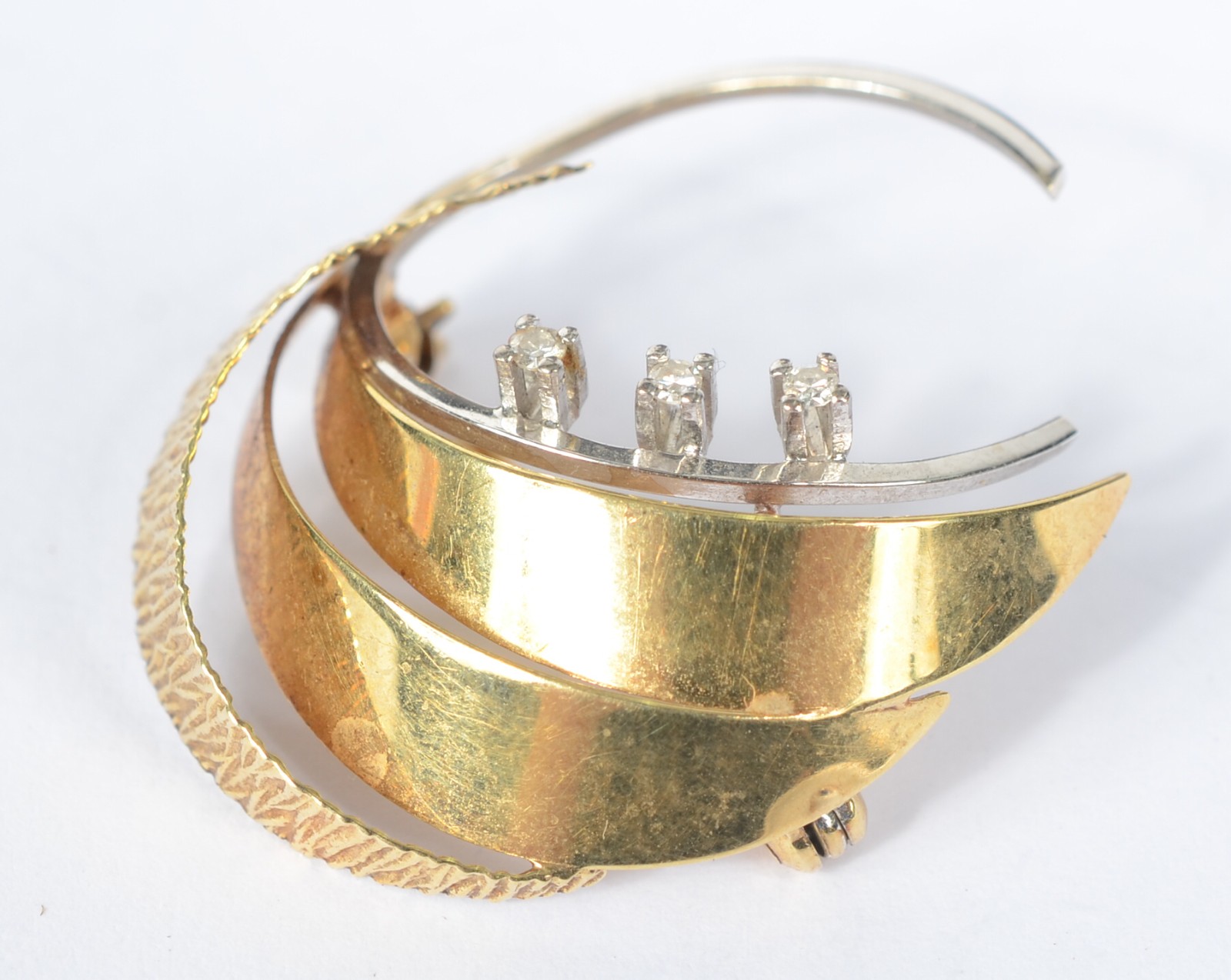 Broche de ouro 18 k., com três brilhantes, lapidação 8-8. (Por... - foto 1 de 4