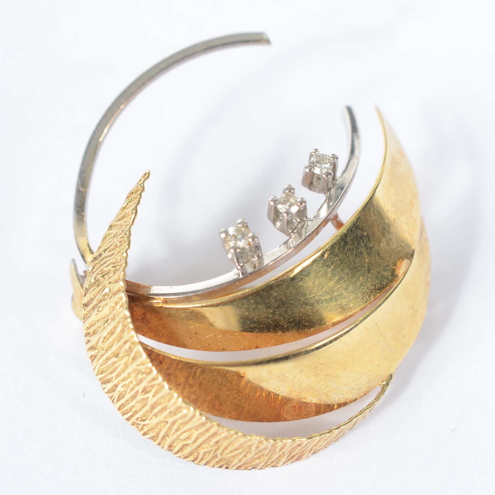 Broche de ouro 18 k., com três brilhantes, lapidação 8-8. (Por... - foto 2 de 4