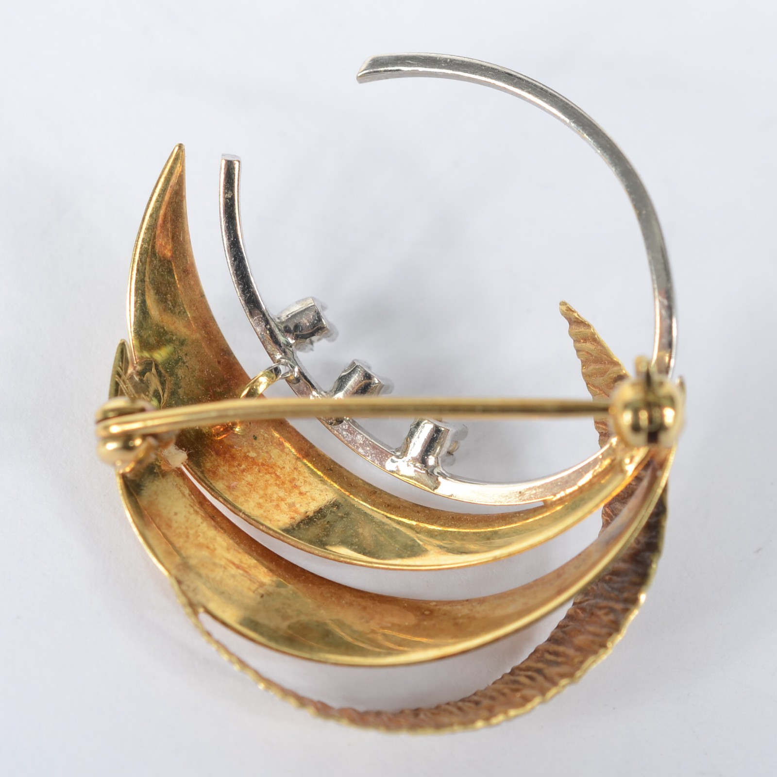Broche de ouro 18 k., com três brilhantes, lapidação 8-8. (Por... - foto 4 de 4