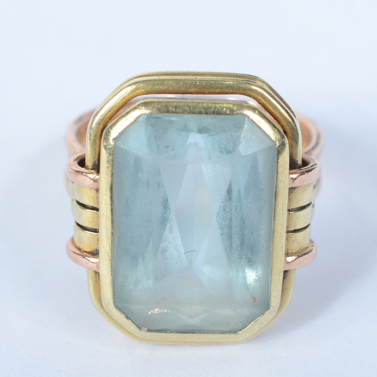 Anel de ouro 14 k., com pedra azul lapidada. Aro 15. (Por motivos de... - foto 1 de 6