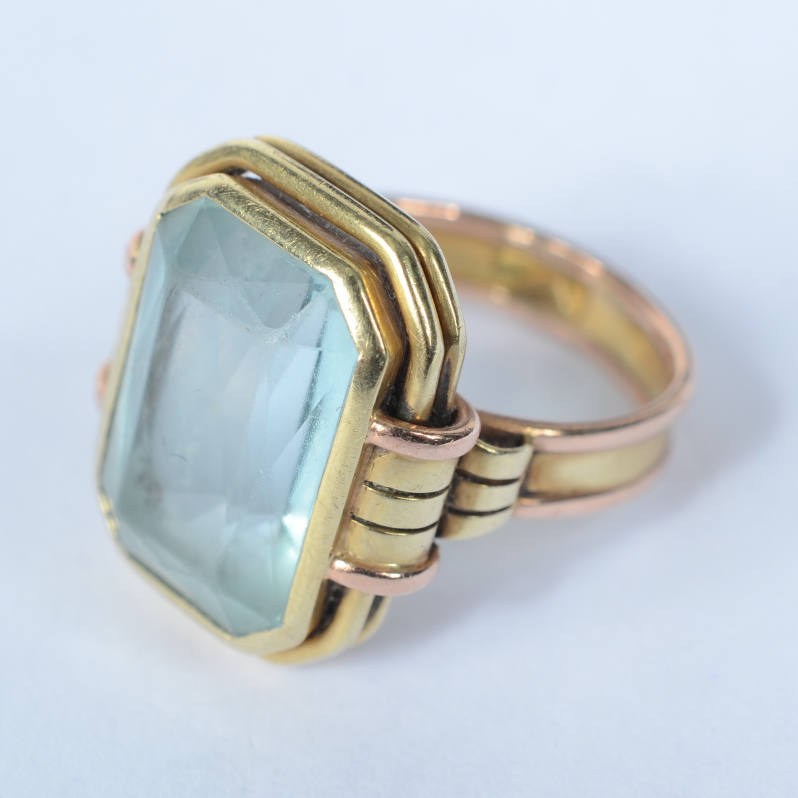 Anel de ouro 14 k., com pedra azul lapidada. Aro 15. (Por motivos de... - foto 2 de 6