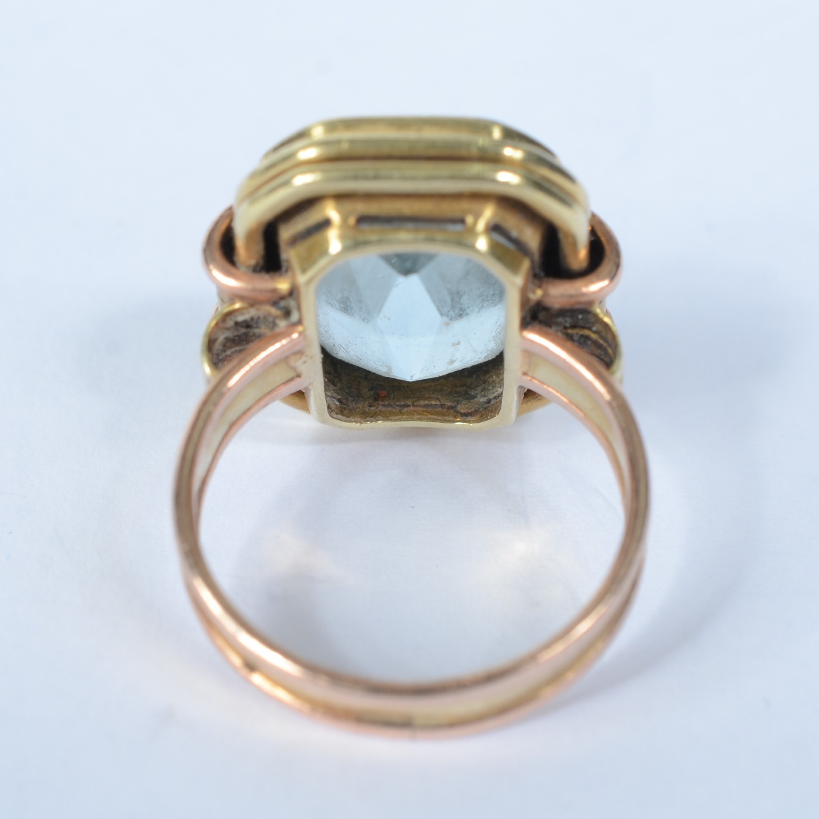 Anel de ouro 14 k., com pedra azul lapidada. Aro 15. (Por motivos de... - foto 3 de 6