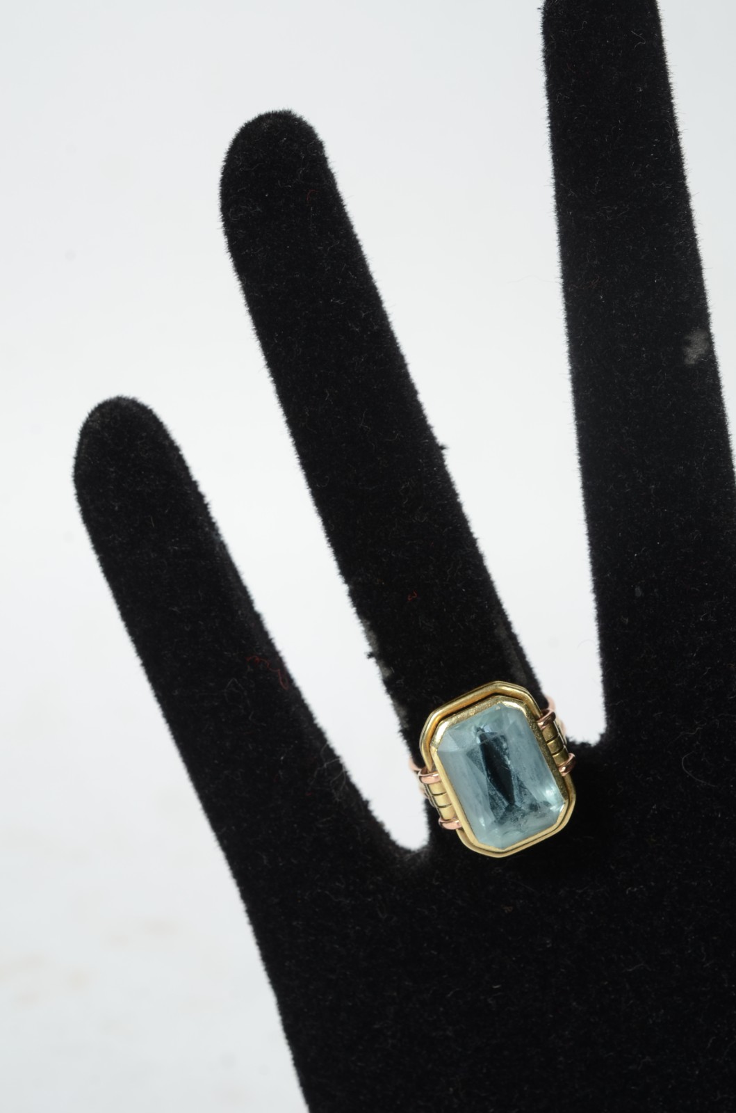 Anel de ouro 14 k., com pedra azul lapidada. Aro 15. (Por motivos de... - foto 4 de 6
