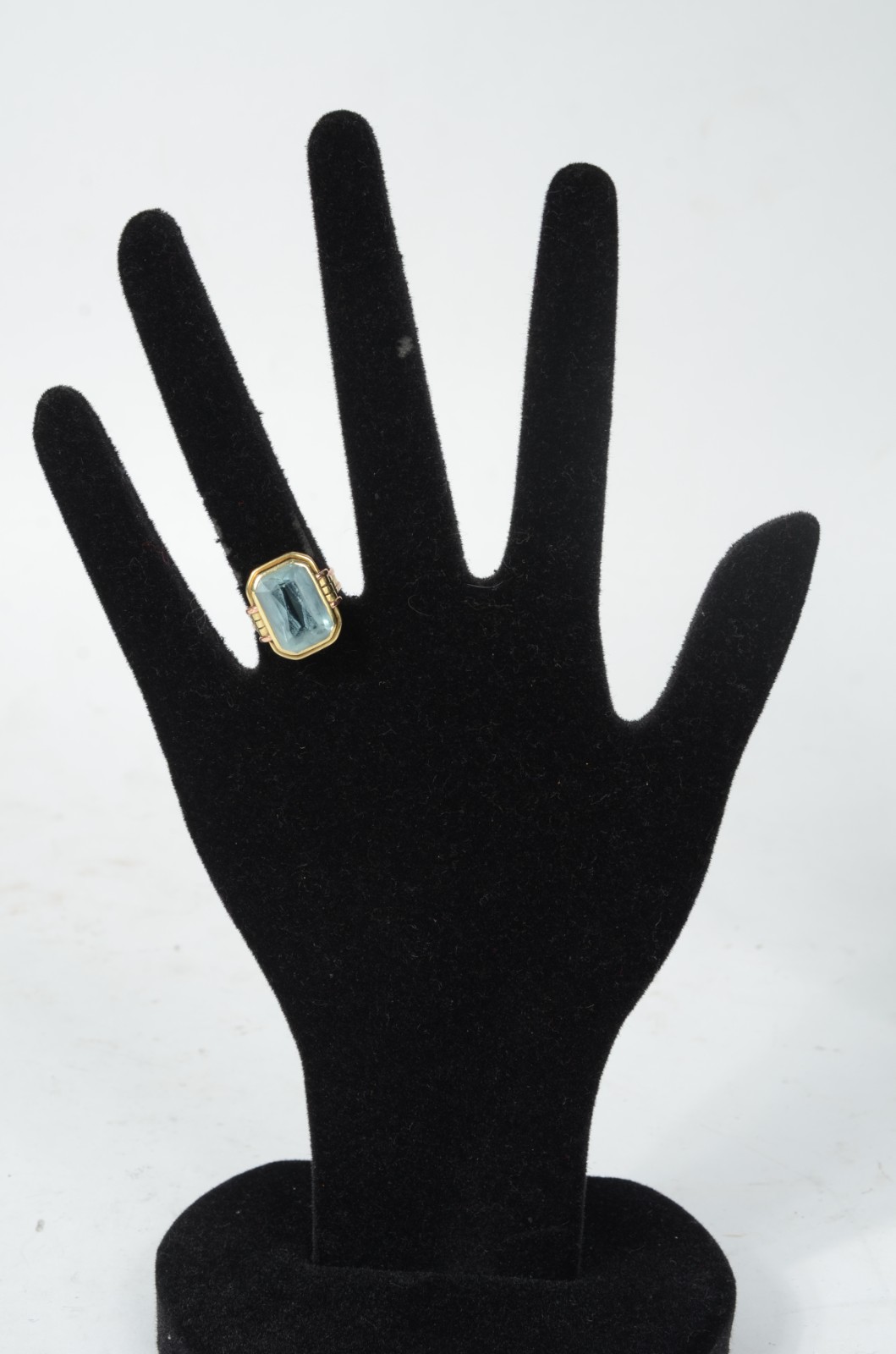 Anel de ouro 14 k., com pedra azul lapidada. Aro 15. (Por motivos de... - foto 5 de 6
