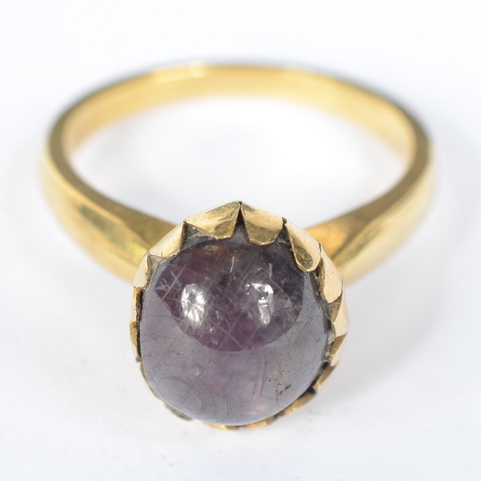 Anel de ouro 18k., com pedra lilás. Aro 18. (Por motivos de segurança... - foto 1 de 5